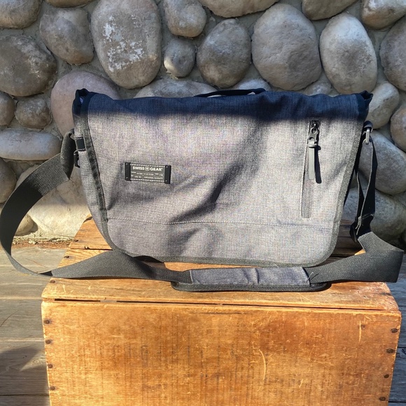 NWOT Swiss Gear 5302 Getaway Laptop Messenger Bag in Heather Gray - Picture 1 of 7